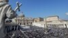 Pemandangan Lapangan Santo Petrus di Vatikan saat upacara kanonisasi yang dipimpin oleh Paus Fransiskus 14 Oktober 2018 lalu (foto: ilustrasi).