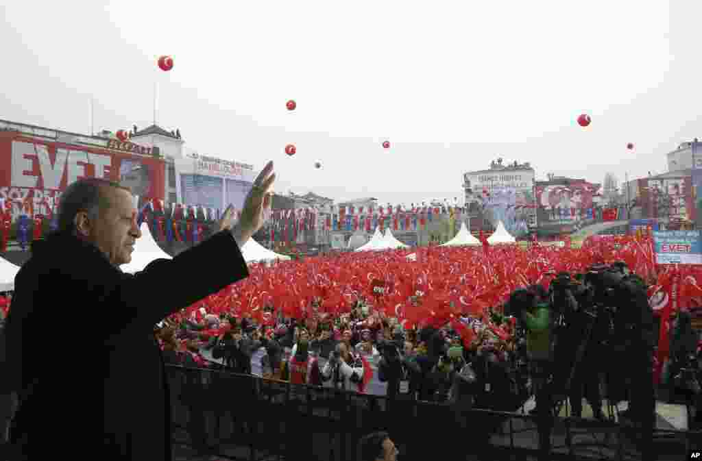 Presiden Turki Recep Tayyip Erdogan berpidato kepada para pendukungnya di Istanbul (11/3).&nbsp;