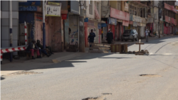 Feu Rouge, un check point de la police installé, en RDC, le 1er juin. (VOA/Ernest Muhero)