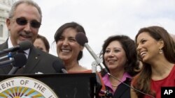 Eva Longoria, a la derecha, junto a Hilda Solis, Secretaria de Trabajo de EE.UU., Susan Gonzáles y Emilio Estefan, durante el anuncio del Museo Nacional Hispano. 