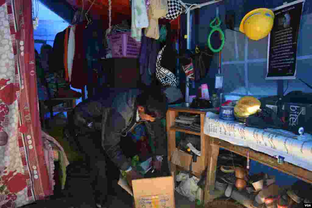 Small tents are used to house people who have lost, or can not return, to their homes following the landslides. (D. de Carteret/VOA)