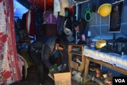 Small tents are used to house people who have lost, or can not return, to their homes following the landslides. (D. de Carteret/VOA)