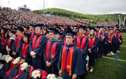 Angkatan 2017 berdiri ketika mereka menunggu kedatangan Presiden Donald Trump yang akan memberikan pidato pembukaan di Universitas Liberty di Lynchburg, 13 Mei 2017. (Foto AP / Pablo Martinez Monsivais)