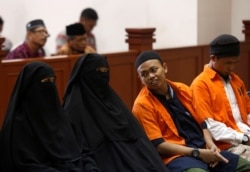Dian Yulia Novi (kedua dari kiri) dalam sidang tuduhan bom bunuh diri di luar Istana Kepresidenan di Jakarta, bersama suaminya, Muhammad Nur Solihin (kedua dari kanan) dan tersangka lainnya Ika Puspita Sari (kiri) di Jakarta, 21 Juni 2017. (Foto: Agoes Ru