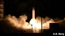 在美国国防部进行的试验阶段，一枚高超音速滑翔飞弹从夏威夷考艾岛太平洋导弹靶场发射。（2020年3月19日）