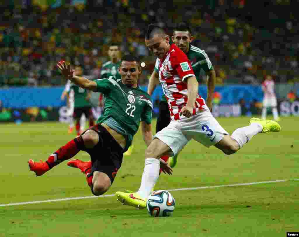 برازیل فٹ بال ورلڈکپ کے گروپ اے کے مقابلے میں میکسیکو نے کروئشیا کو ایک کے مقابلے میں تین گول سے ہرادیا