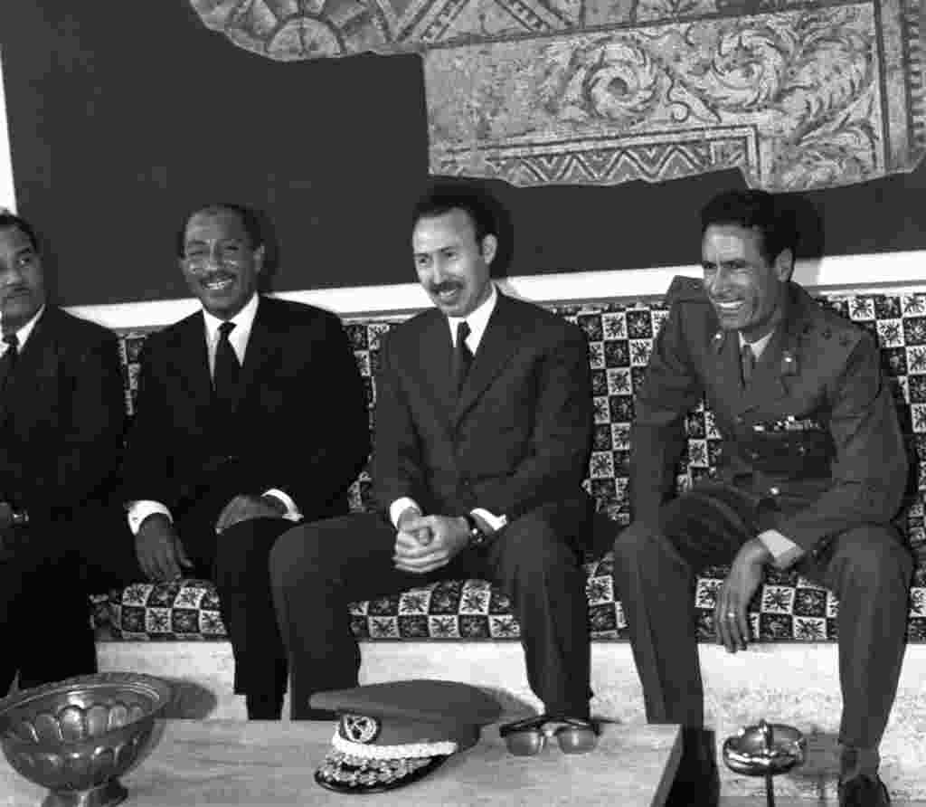 Ex líder libio Moammar Gadhafi (derecha) con el presidente de Egipto, Anouar al-Sadat (izquierda) y el presidente de Argelia, Houari Boumediene.