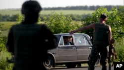 Binh sĩ Ukraine chặn một xe tại chốt kiểm tra bên ngoài thị trấn Amvrosiivka, miền đông Ukraine, gần biên giới với Nga, 5/6/2014.