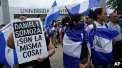 Manifestantes en Nicaragua protestan frente a la Universidad Centroamericana (UCA). AP foto /Arnulfo Franco.