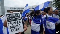 Manifestantes protestan fuera de la Universidad Centroamericana, UCA, en Managua, exigiendo que la universidad asigne su parte del 6% del presupuesto nacional, el jueves 2 de agosto de 2018. Las universidades en Nicaragua cerraron desde mediados de abril cuando comenzaron las protestas de estudiantes que exigen la renuncia del presidente Daniel Ortega y la liberación de todos los presos políticos. (AP Photo / Arnulfo Franco)