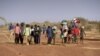 Les membres de l'ethnie Dogon rentrent dans leur village d'origine après l'arrivée des islamistes, à Binta, Mali, 1er février 2013. 