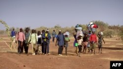 Les membres de l'ethnie Dogon rentrent dans leur village d'origine après l'arrivée des islamistes, à Binta, Mali, 1er février 2013. 