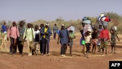 Les membres de l'ethnie Dogon rentrent dans leur village d'origine après l'arrivée des islamistes, à Binta, Mali, 1er février 2013. 