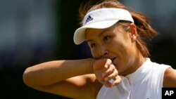 资料照片：中国女子网球运动员彭帅参加伦敦温布尔登网球锦标赛。(2018年7月3日)