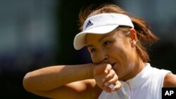 Peng Shuai de China se seca la cara durante el partido individual femenino contra Samantha Stosur en el segundo día en el Campeonato de Tenis de Wimbledon en Londres, el 3 de julio de 2018.