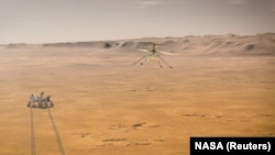 Вертолет Ingenuity над поверхностью Марса 