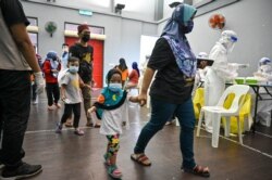 Suasana di sebuah lokasi tes gratis COVID-19 di Shah Alam, pinggiran Kuala Lumpur, 27 Mei 2021. (Foto: Mohd RASFAN/AFP)