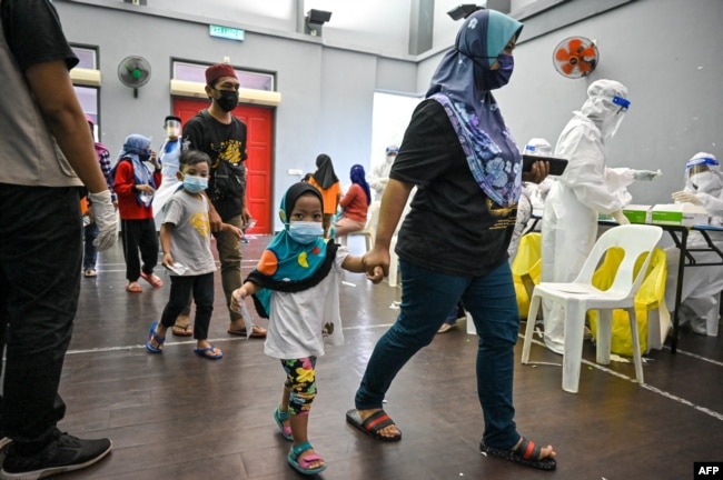 Suasana di sebuah lokasi tes gratis COVID-19 di Shah Alam, pinggiran Kuala Lumpur, 27 Mei 2021. (Foto: Mohd RASFAN/AFP)