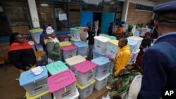Des électeurs debout devant des urnes au centre de collection à Nair0bi, Kenya, 9 août 2017.