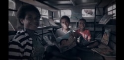 Anak-anak di Papua membaca di mobil pustaka "Sahabat Anak". (Foto WVI)