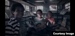 Anak-anak di Papua membaca di mobil pustaka "Sahabat Anak". (Foto WVI)