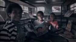 Anak-anak di Papua membaca di mobil pustaka "Sahabat Anak". (Foto WVI)