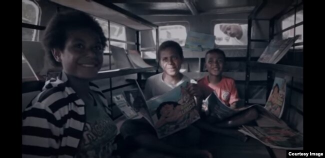 Anak-anak di Papua membaca di mobil pustaka "Sahabat Anak". (Foto WVI)