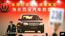 Según Estados Unidos, entre 2009 y 2011, China otorgó al menos 1.000 millones de dólares en subsidios a los exportadores de automóviles. En esta foto, un subastador llama a licitación durante una subasta de vehículos confiscados por la Aduana china.