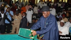 Nigeria's President Goodluck Jonathan presents the 2013 budget proposal at a joint sitting of the parliament in the capital Abuja October 10, 2012. 