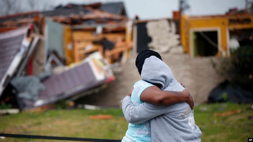 Lisa Carruth consuela a su nieta Juayonna Carruth luego de que un tornado destruyó su casa en Nueva Orleans el martes 7 de febrero.