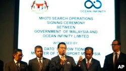 Menteri Transportasi Malaysia Liow Tiong Lai, (tengah), berbicara dalam sebuah konferensi pers seusai upacara penandatangan kesepakatan operasi pencarian pesawat MH370 antara pemerintah Malaysia dan Samudra Infinity Limited di Putrajaya, Malaysia, 10 Januari 2018.