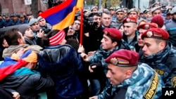Rusya ile yapılan doğal gaz anlaşmasını protesto eden Ermeni göstericiler