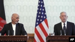 Presiden Afghanistan Ashraf Ghani (kiri) bersama Menhan AS Jim Mattis memberikan konferensi pers bersama di Kabul, Rabu (27/9). 