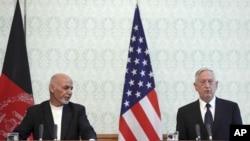 Bộ trưởng Quốc phòng Mỹ Jim Mattis, bên phải, trong cuộc họp báo với Tổng thống Afghanistan, Ashraf Ghani, tại Kabul ngày 27/9/17