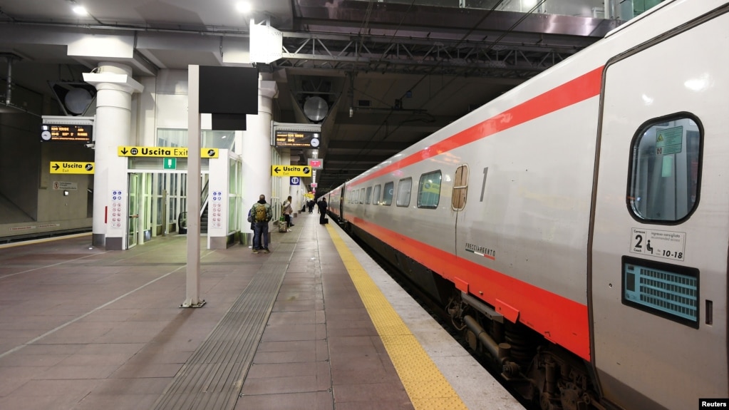 Ga tàu đi Rome vắng vẻ sau khi chính phủ Ý ra lệnh cách ly khu vực phía bắc Bologna vào ngày 8/3/2020. 