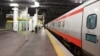 Sebuah kereta tujuan Roma di stasiun kota Bologna tampak sepi setelah pemerintah menerapkan larangan perjalanan (8/3). 