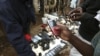 ผลการสำรวจพบว่าชาวเคนยาที่ยากจนยอมอดข้าวหรือเดินเท้าไปทำงานเพื่อใช้เงินเป็นค่านาทีโทรศัพท์มือถือ