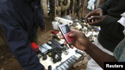 Un vendeur de cellulaires de seconde main à Kibera, au Kenya.