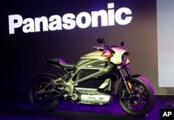 La motocicleta eléctrica Harley-Davidson Motorcycles LiveWire se exhibe durante una conferencia de prensa de Panasonic en la feria CES International 2019, en Las Vegas, Nevada.