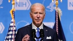 조 바이든 대통령이 2일, 국립보건원(NIH)에서 코로나 신종 변이 오미크론과 겨울철 대응 전략을 발표하고 있다.