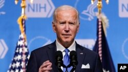 Presiden Joe Biden berbicara tentang varian COVID-19 bernama omicron saat berkunjung ke National Institutes of Health, Kamis, 2 Desember 2021, di Bethesda, Md. (Foto: AP/Evan Vucci)