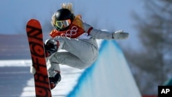 평창동계올림픽 여자 스노우보드 하프파이프 종목에서 금메달을 획득한 클로이 킴 선수가 13일 피닉스스노우파크에서 열린 결승전에서 점프하고 있다.
