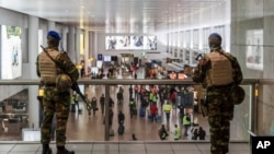 Əsgərlər terror hücumunun birinci ildönümündə Brüsselin Zaventem aeroportunda patrul çəkir. 22 mart, 2017.