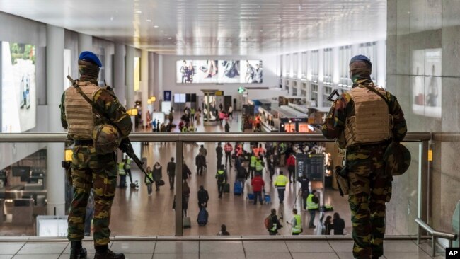 Əsgərlər terror hücumunun birinci ildönümündə Brüsselin Zaventem aeroportunda patrul çəkir. 22 mart, 2017.