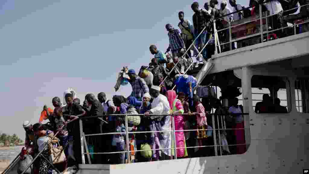 Un bateau transportant des personnes qui ont fui la Gambie est de retour au port de Banjul, Gambie, le 22 janvier 2017.