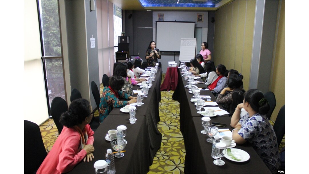 Belasan perempuan penghayat di Bandung, Jawa Barat, mengikuti diskusi terpadu mengenai diskriminasi dalam pelayanan administrasi kependudukan, Minggu (31/3/2019). (VOA/Rio Tuasikal)