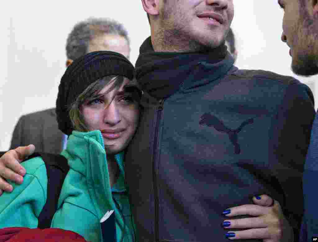 تجدید دیدار سارا عسلی، دختر ۱۹ ساله از سوریه با برادرش که در آمریکا زندگی&zwnj; می&zwnj;&zwnj;کند بعد از ۱۳ سال. بعد از لغو فرمان ترامپ این دیدار میسر شد.