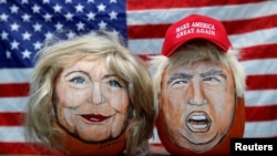 Gambar kandidat-kandidat presiden AS Hillary Clinton dan Donald Trump pada labu, dibuat oleh artis John Kettman di LaSalle, Illinois (8/6). (Reuters/Jim Young)
