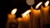 民众聚集在美国首都华盛顿为奥兰多枪击案的死难者举行烛光守夜仪式(美国之音常晓拍摄)