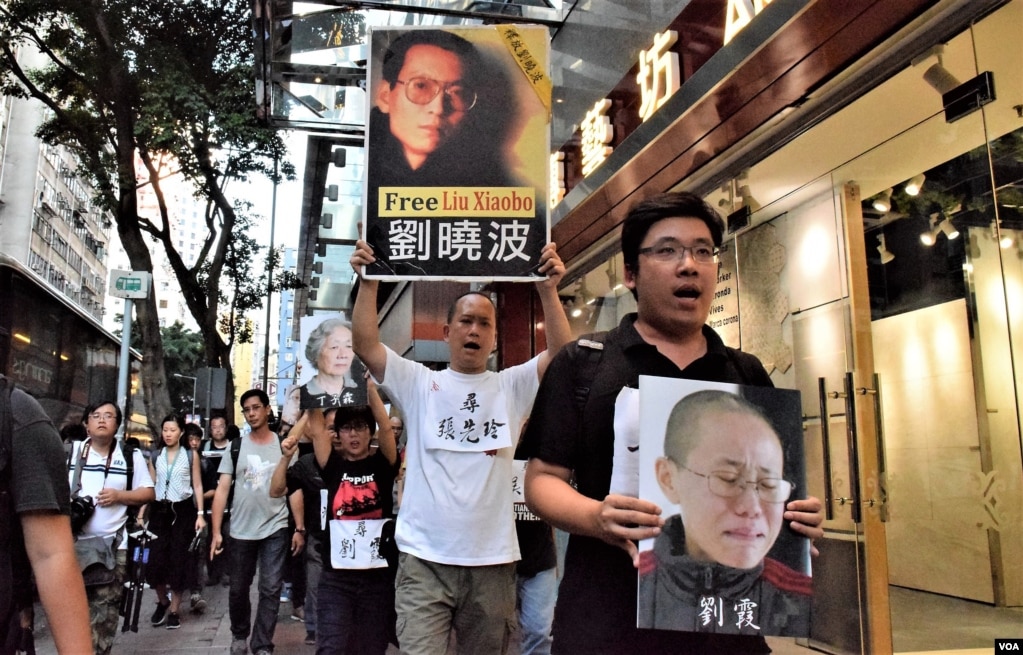香港支联会6月29日晚上在香港中环终审法院外举行烛光集会,要求北京无条件释放刘晓波。(美国之音汤惠芸拍摄)